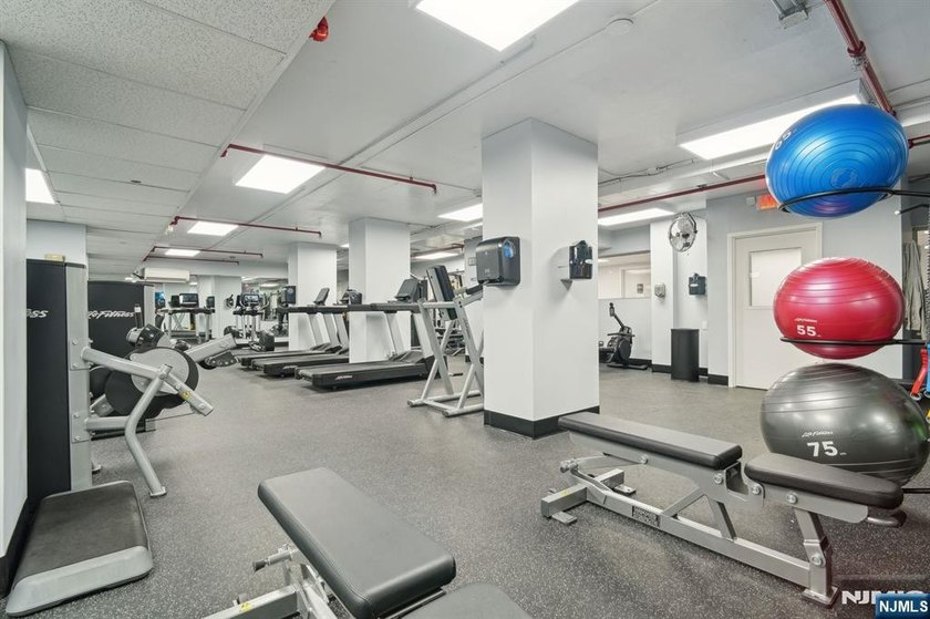Experience luxury living in this bright and spacious 1 bedroom - photo 22