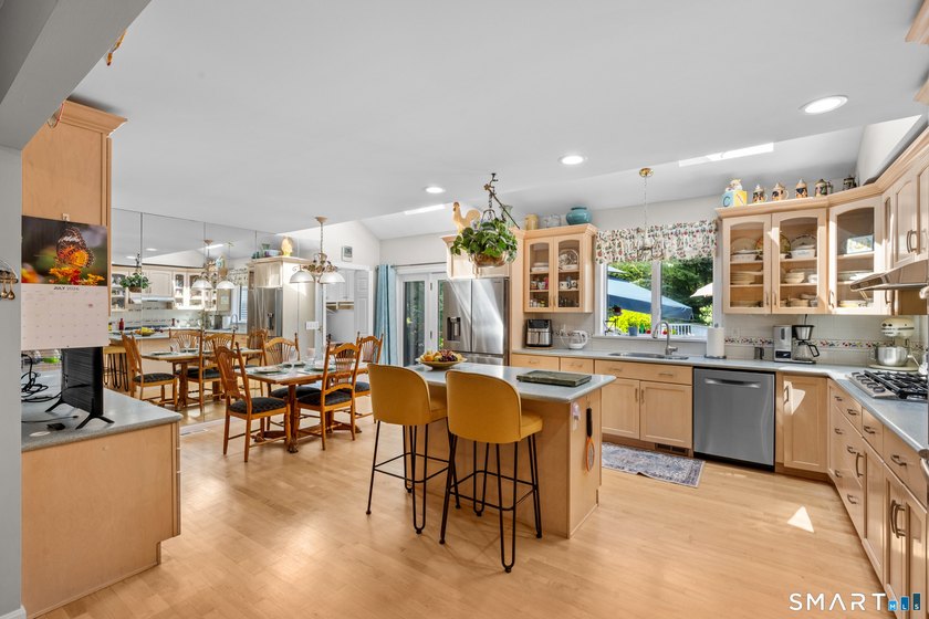 Come Invest in the newly listed spacious 5-bedroom, 3.5-bath - photo 4