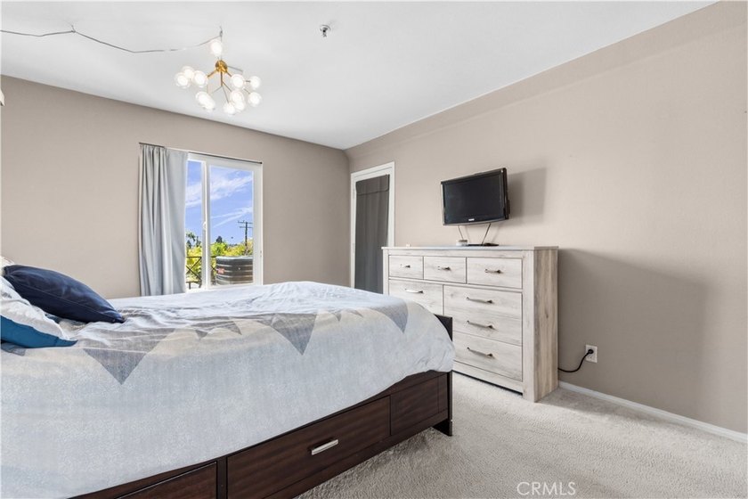 Picture your mornings starting in the custom updated kitchen - photo 13