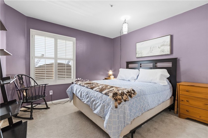 Picture your mornings starting in the custom updated kitchen - photo 17