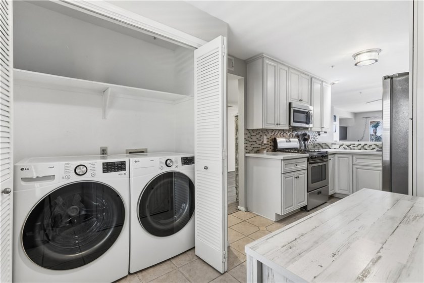 Picture your mornings starting in the custom updated kitchen - photo 22