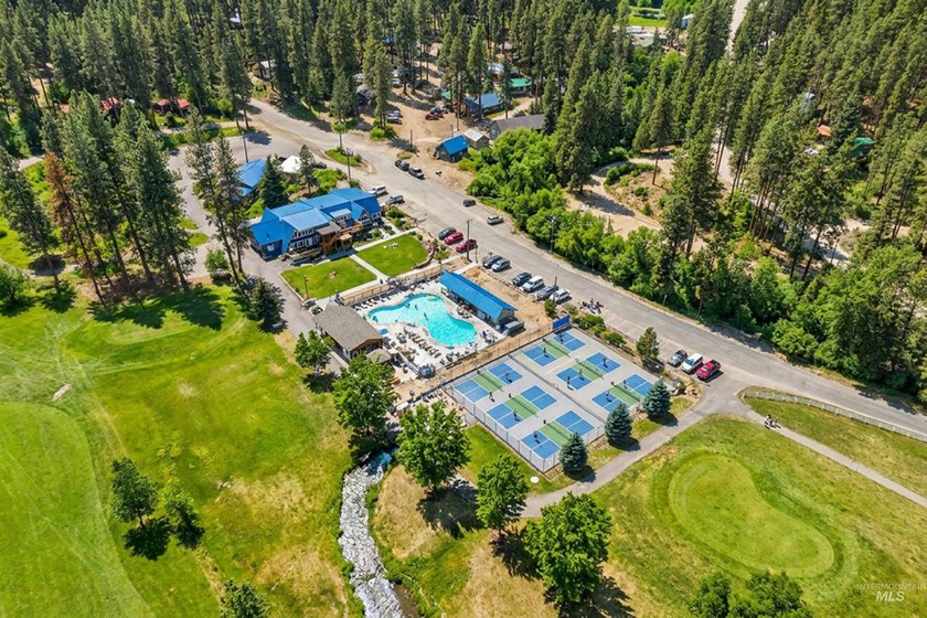 Escape to the mountains without sacrificing modern comfort at 1 - photo 6