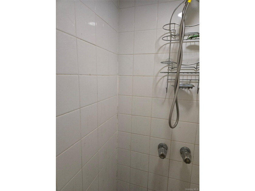 Welcome to this beautifully maintained attached one-family home - photo 13