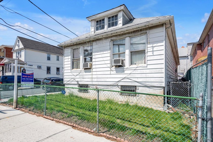 Corner Property With 4 Parking Spaces. Four Major Bedrooms With - photo 3