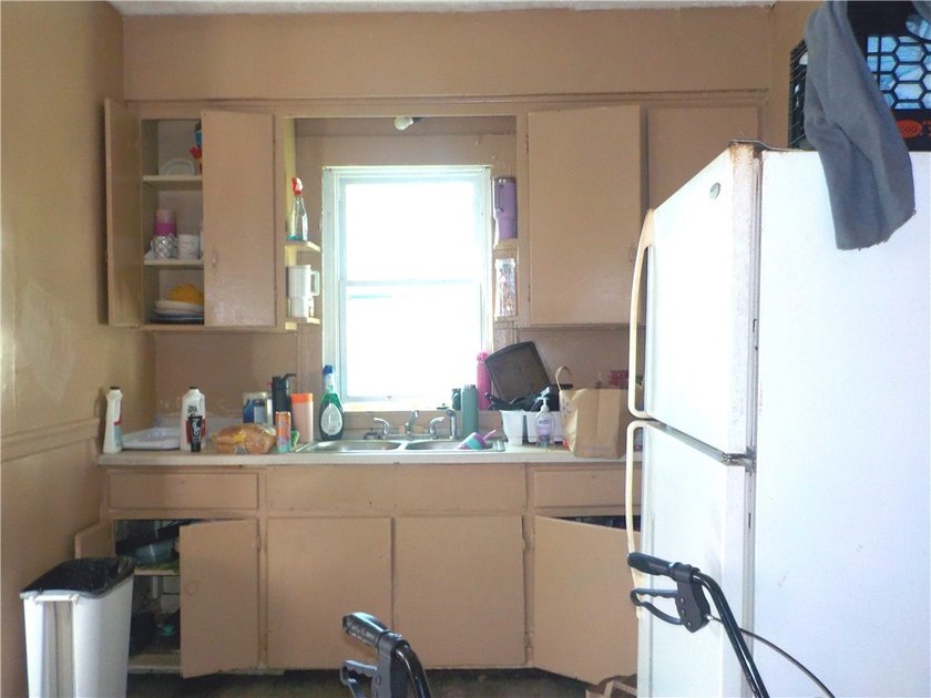 Welcome to this turn-key investment opportunity in the City of - photo 6
