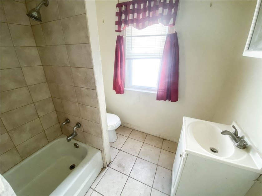 Spacious colonial located in the heart of the City of Rochester! - photo 14
