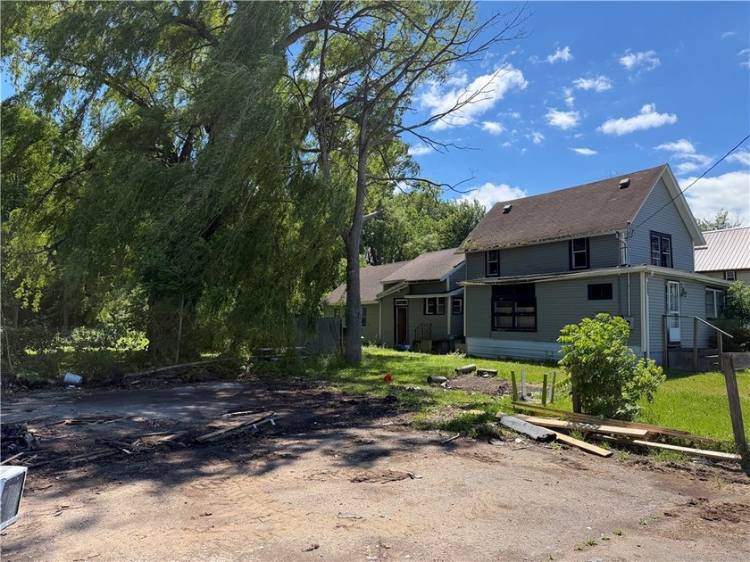 Exceptional opportunity in a highly visible location! Zoned for - photo 4