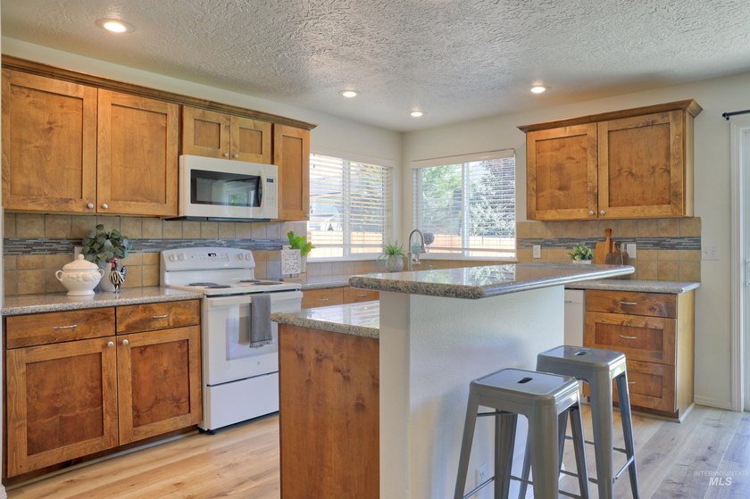 Nestled in Northwest Meridian, this updated home blends space - photo 4