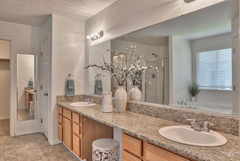 Nestled in Northwest Meridian, this updated home blends space - photo 9