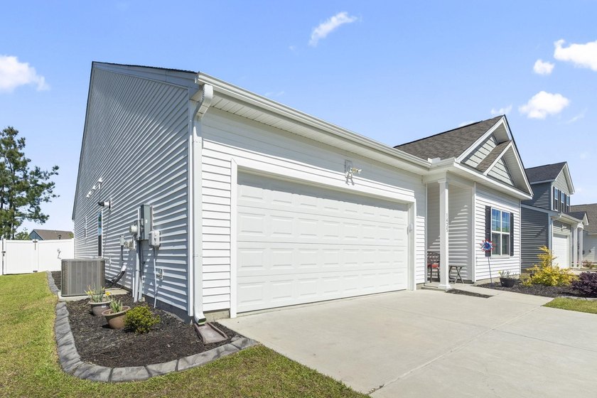 Four-bedroom, two-bathroom, single-story ranch home with pond - photo 31