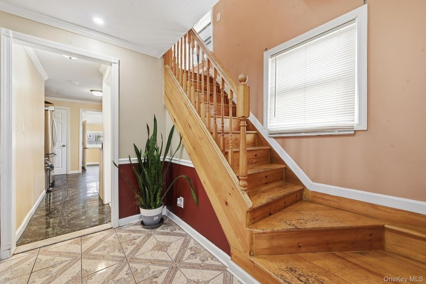 Welcome to this very spacious 5 bed, 2 bath home in Freeport! - photo 3