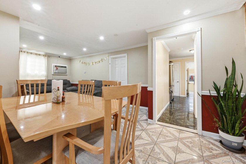 Welcome to this very spacious 5 bed, 2 bath home in Freeport! - photo 4