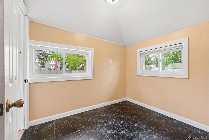 Welcome to this very spacious 5 bed, 2 bath home in Freeport! - photo 8