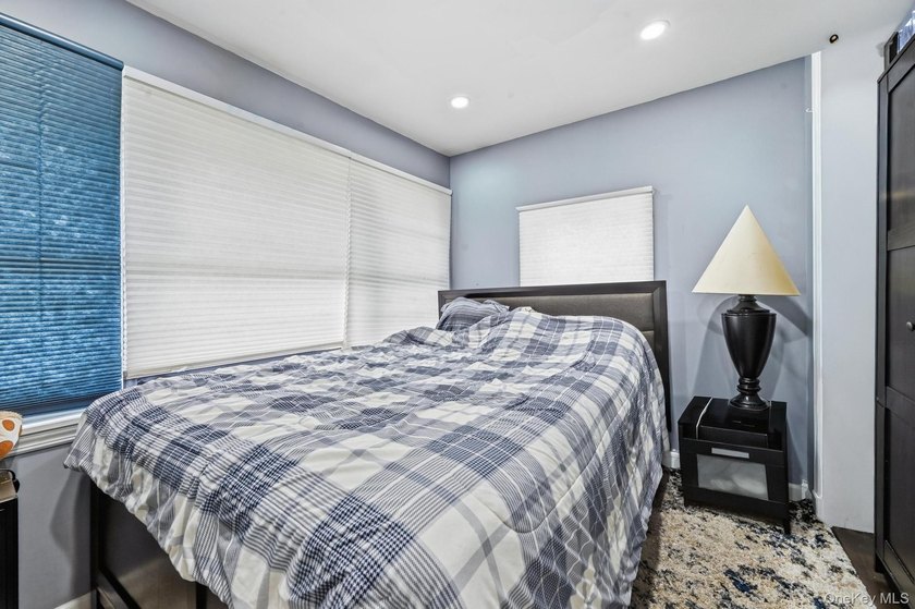 Welcome to this very spacious 5 bed, 2 bath home in Freeport! - photo 10