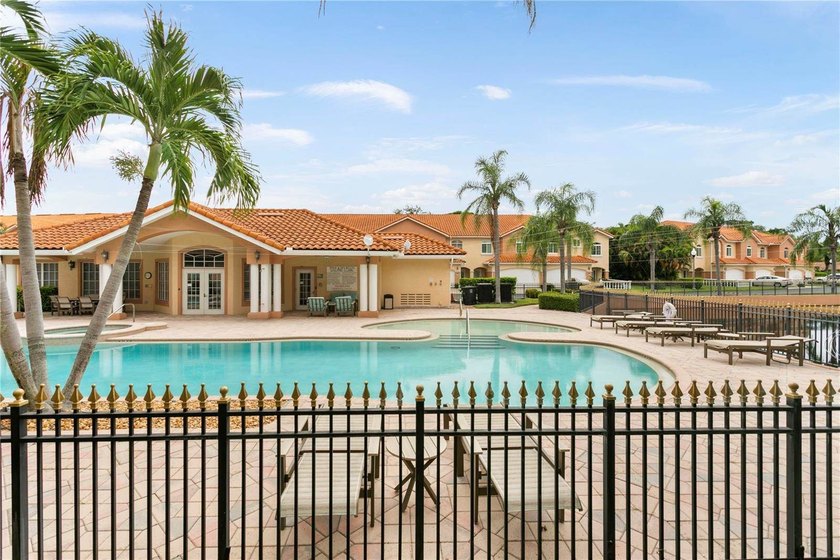 Under contract-accepting backup offers. Welcome to easy Florida - photo 3