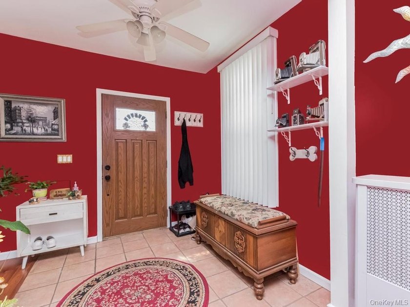 This welcoming THROGS NECK bungalow charmer is set on a quiet - photo 3