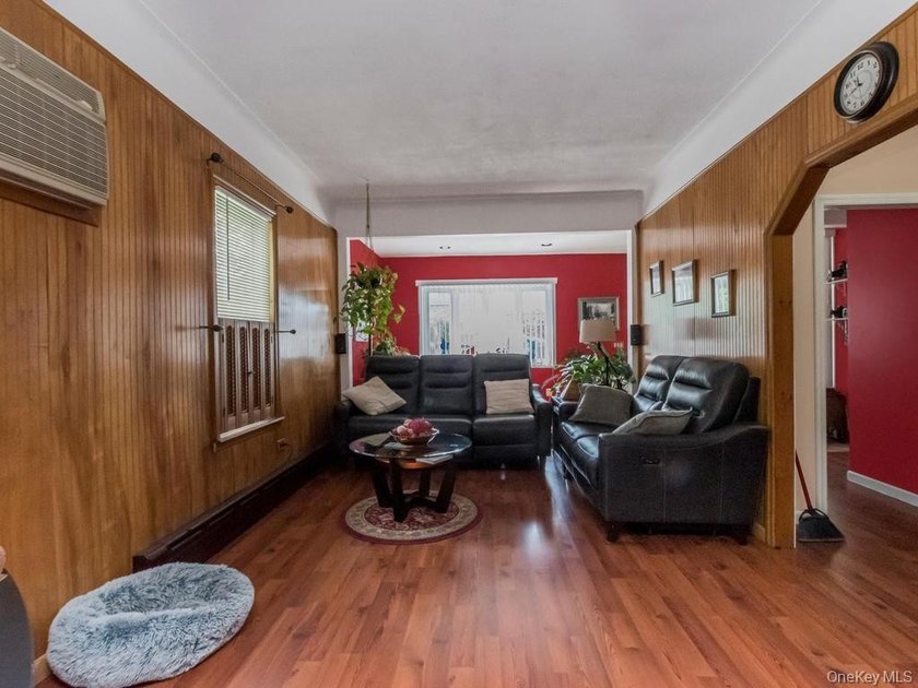 This welcoming THROGS NECK bungalow charmer is set on a quiet - photo 6