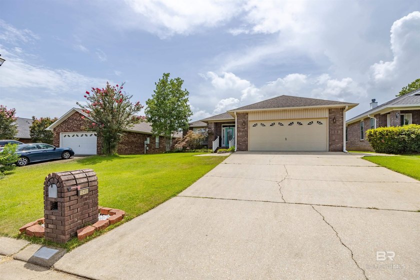 Beautiful 3-bedroom, 2-bath brick home offering comfort - photo 12