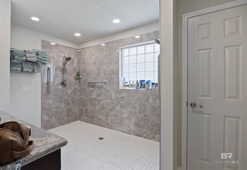 Beautiful 3-bedroom, 2-bath brick home offering comfort - photo 39