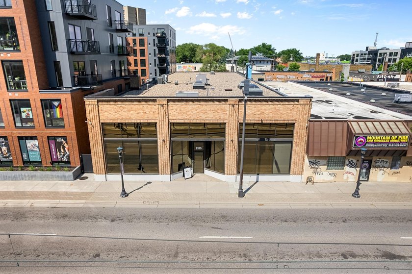 - 15,120 SF: 2 Levels with 21 parking spaces in rear lot - photo 2