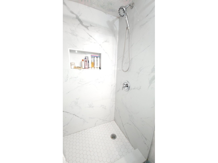Bright and charming, lightly updated, one bedroom, one bath - photo 14