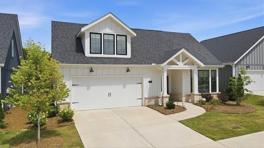 Like new and loaded with upgrades, this stunning 3BR/3BA home in - photo 3