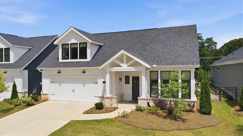 Like new and loaded with upgrades, this stunning 3BR/3BA home in - photo 4