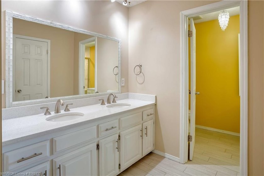 Beautifully updated 4 bedroom, 3 bath home located on a - photo 24