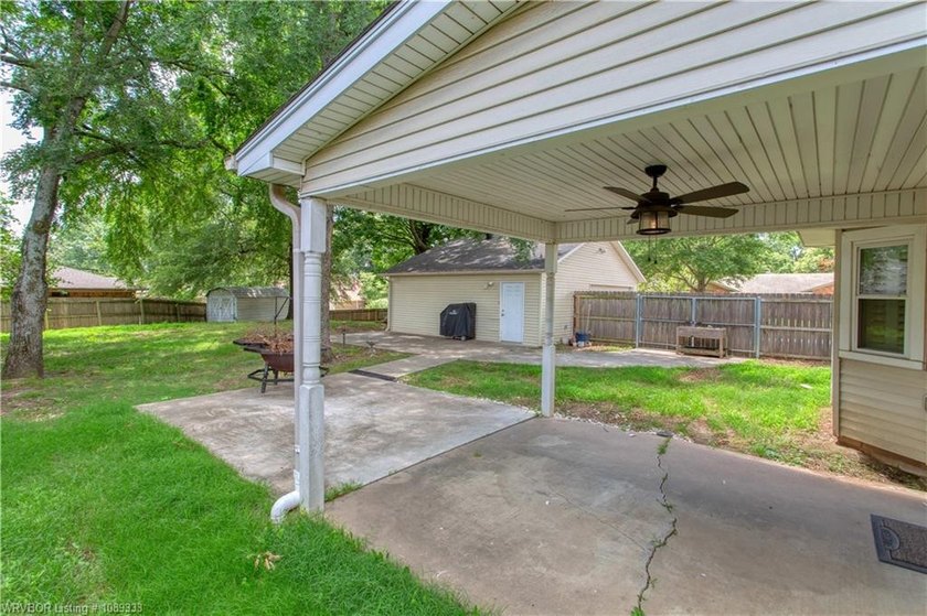 Beautifully updated 4 bedroom, 3 bath home located on a - photo 35