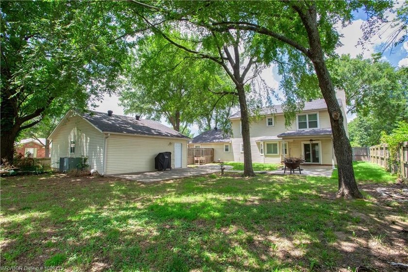 Beautifully updated 4 bedroom, 3 bath home located on a - photo 36