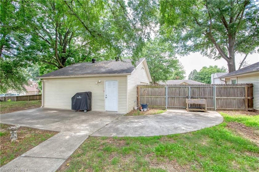 Beautifully updated 4 bedroom, 3 bath home located on a - photo 40