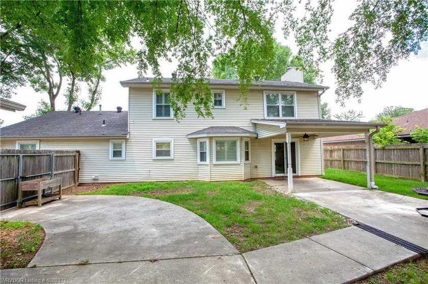 Beautifully updated 4 bedroom, 3 bath home located on a - photo 42