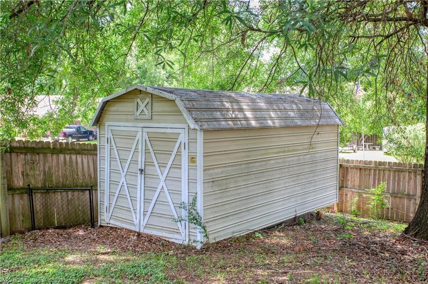 Beautifully updated 4 bedroom, 3 bath home located on a - photo 45