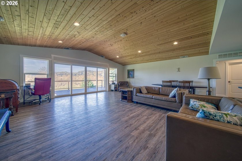 Built in 2021 by a reputable local contractor, this - photo 11