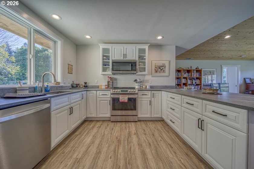 Built in 2021 by a reputable local contractor, this - photo 16