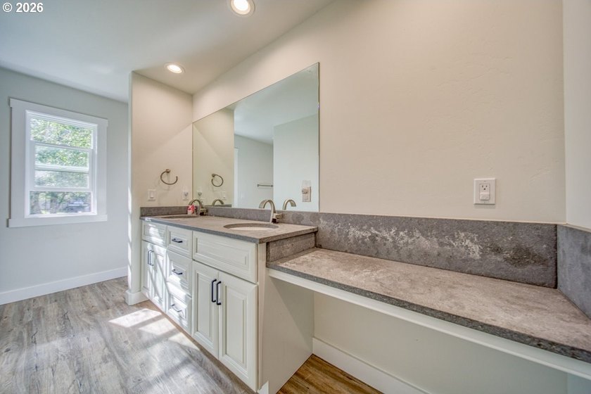 Built in 2021 by a reputable local contractor, this - photo 25