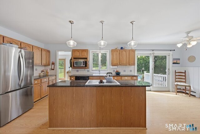 Welcome to Nursery Acres, one of the shoreline's most desirable - photo 7