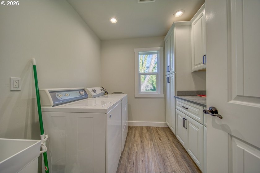 Built in 2021 by a reputable local contractor, this - photo 33