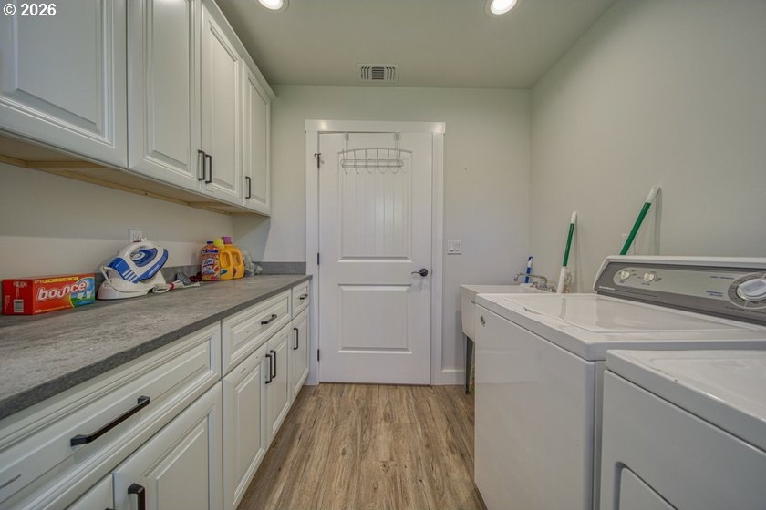 Built in 2021 by a reputable local contractor, this - photo 34