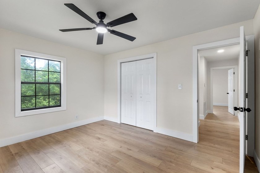 Completely remodeled and move in ready! This 3 bedroom, 2 - photo 35