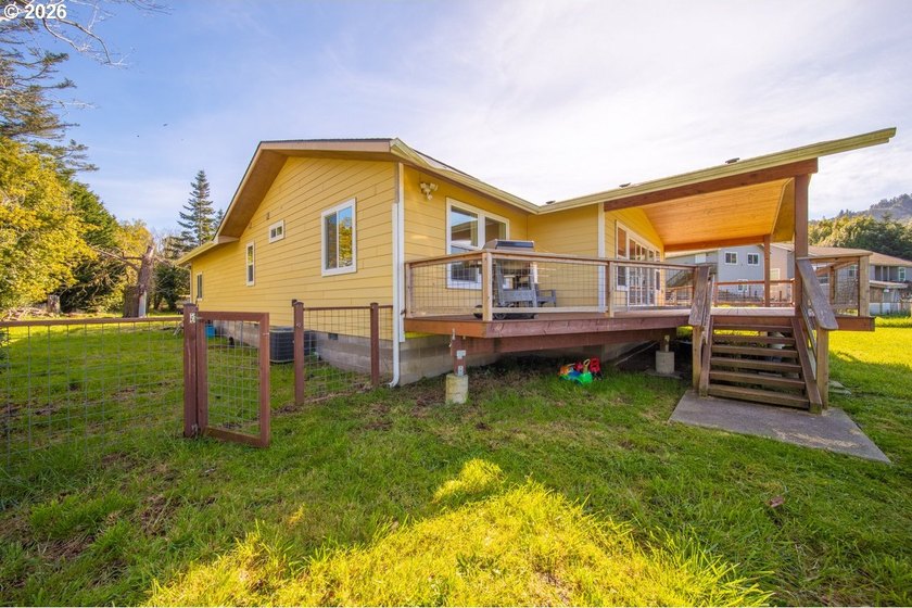 Built in 2021 by a reputable local contractor, this - photo 44