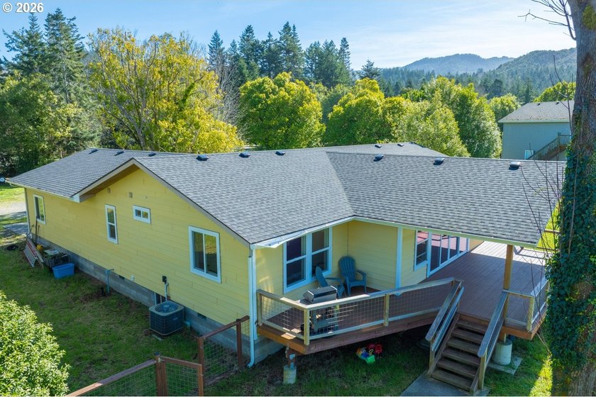 Built in 2021 by a reputable local contractor, this - photo 46