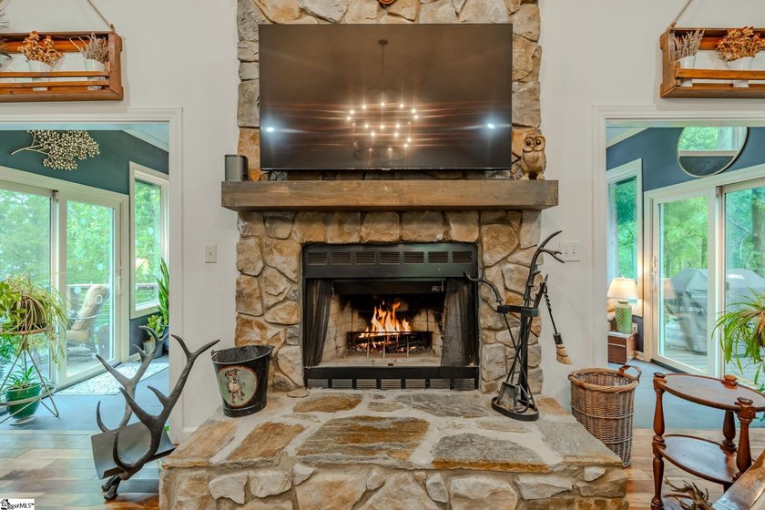 Cozy, yet open with delightful natural daylight and mountain and - photo 3