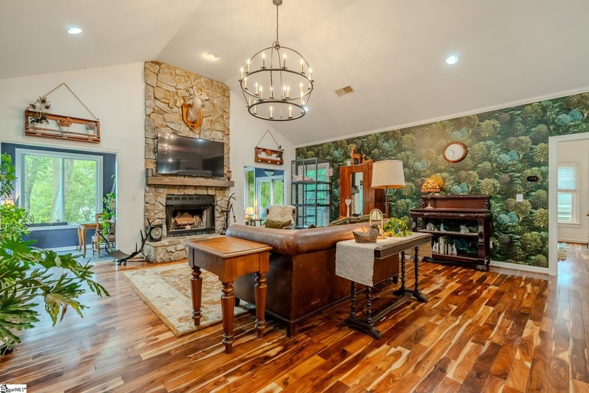 Cozy, yet open with delightful natural daylight and mountain and - photo 5