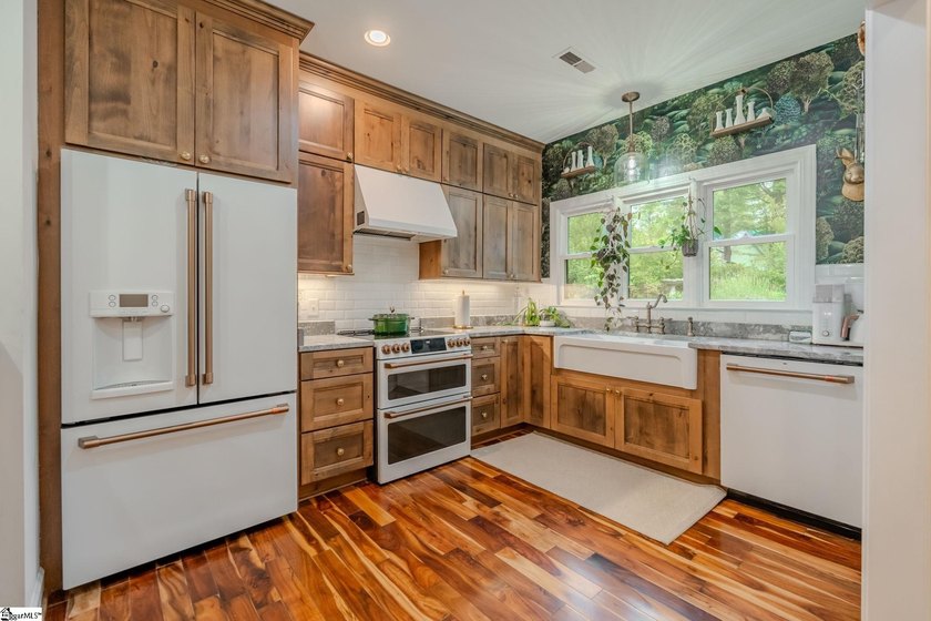Cozy, yet open with delightful natural daylight and mountain and - photo 6