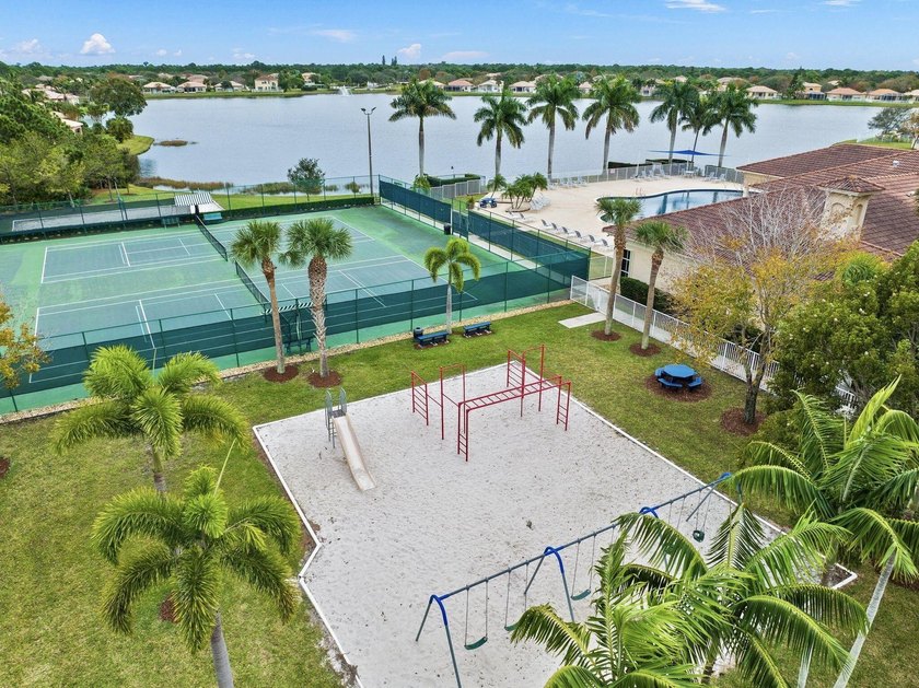 Enjoy privacy and comfort in this 3BR/2BA home with a 2-car - photo 22