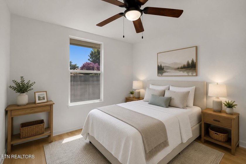Newly renovated and move in ready! This charming 3 bedroom, 2 - photo 11