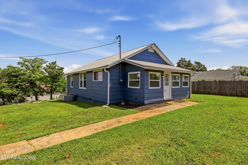 Newly renovated and move in ready! This charming 3 bedroom, 2 - photo 12
