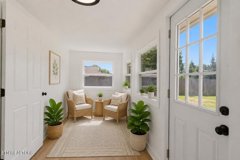 Newly renovated and move in ready! This charming 3 bedroom, 2 - photo 13