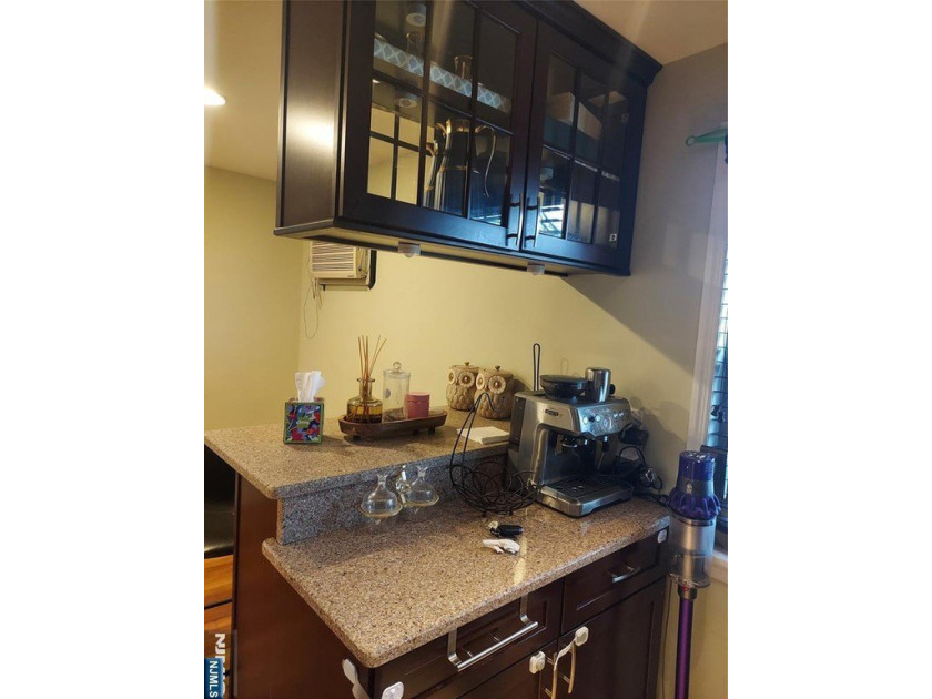 Introducing a beautiful totally renovated 2 bed rooms apartment - photo 14